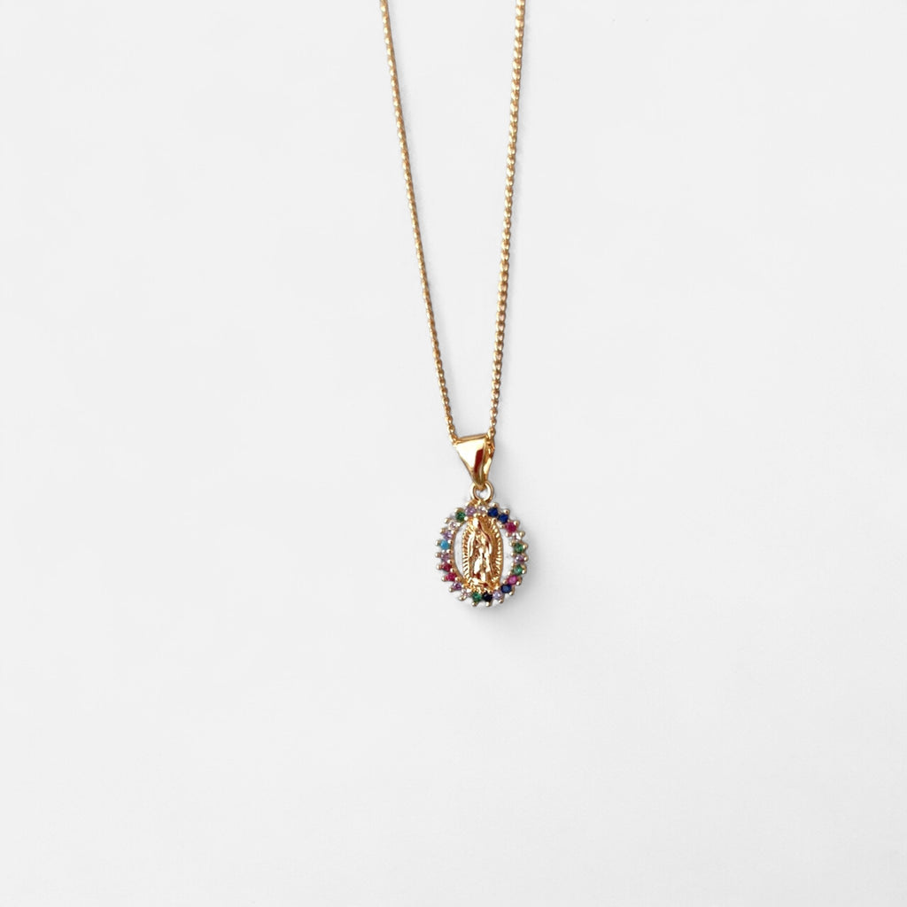 Collar Hv Hermanas Villegas de cadena grumet en oro rosé con medalla de la Virgen de Guadalupe y circonias de colores