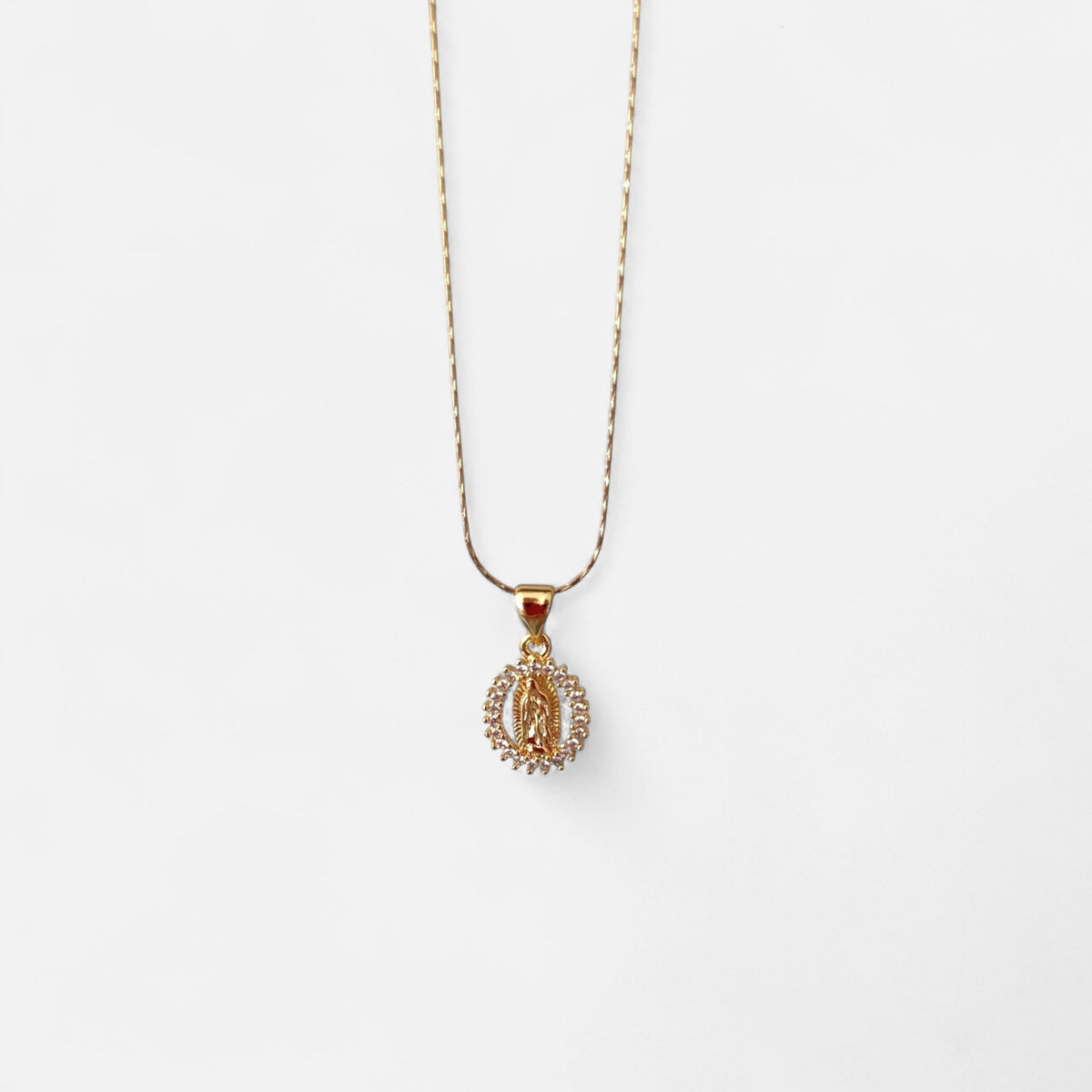 Collar Hv Hermanas Villegas con cadena anchor aplanada, medalla de la Virgen de Guadalupe y circonias en oro rosé