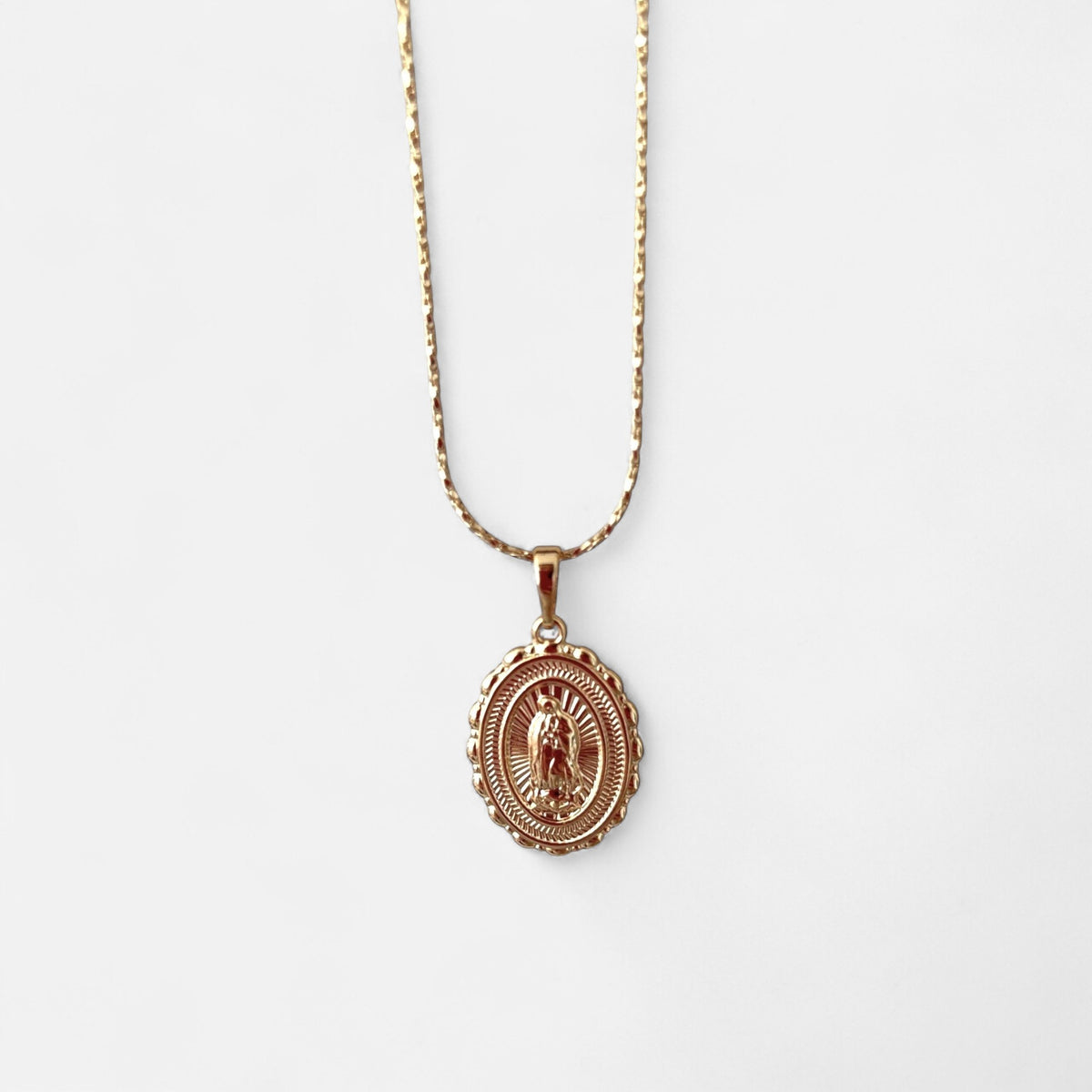 Collar Hv Hermanas Villegas con cadena entorchada y medalla ovalada de la Virgen de Guadalupe en oro rosé