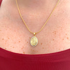 Collar Hv Hermanas Villegas de cadena cola de ratón con medalla de la Virgen de Guadalupe y circonias en oro rosé