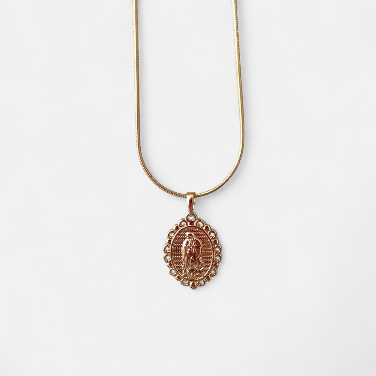 Collar Hv Hermanas Villegas con cadena cola de ratón y medalla ovalada de la Virgen de Guadalupe en oro rosé.