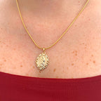 Collar Hv Hermanas Villegas con cadena cola de ratón y medalla ovalada de la Virgen de Guadalupe en oro rosé