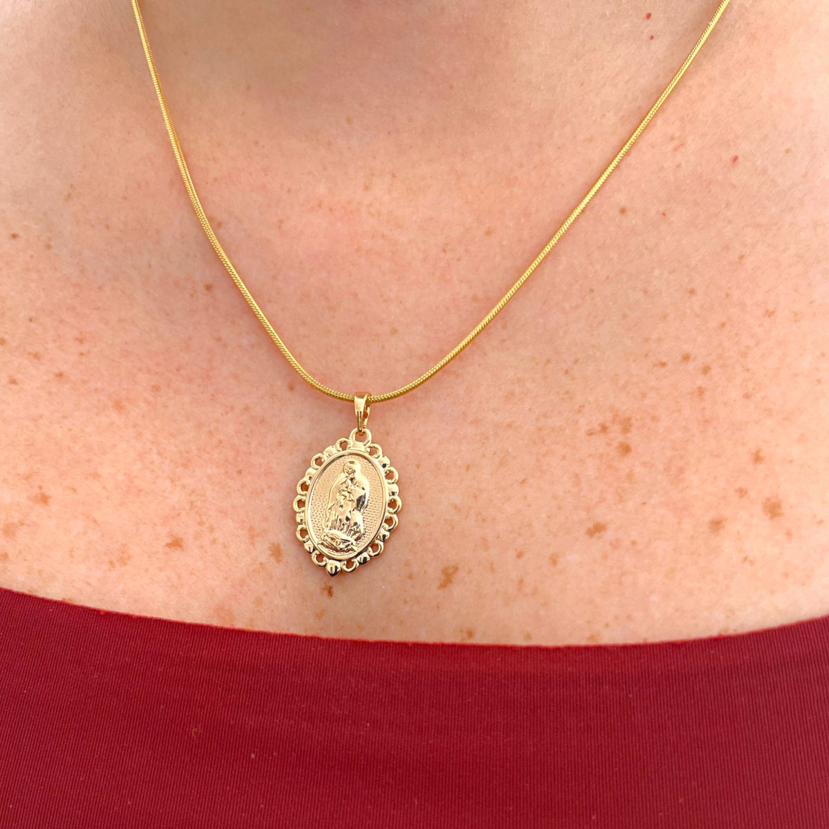 Collar Hv Hermanas Villegas con cadena cola de ratón y medalla ovalada de la Virgen de Guadalupe en oro rosé