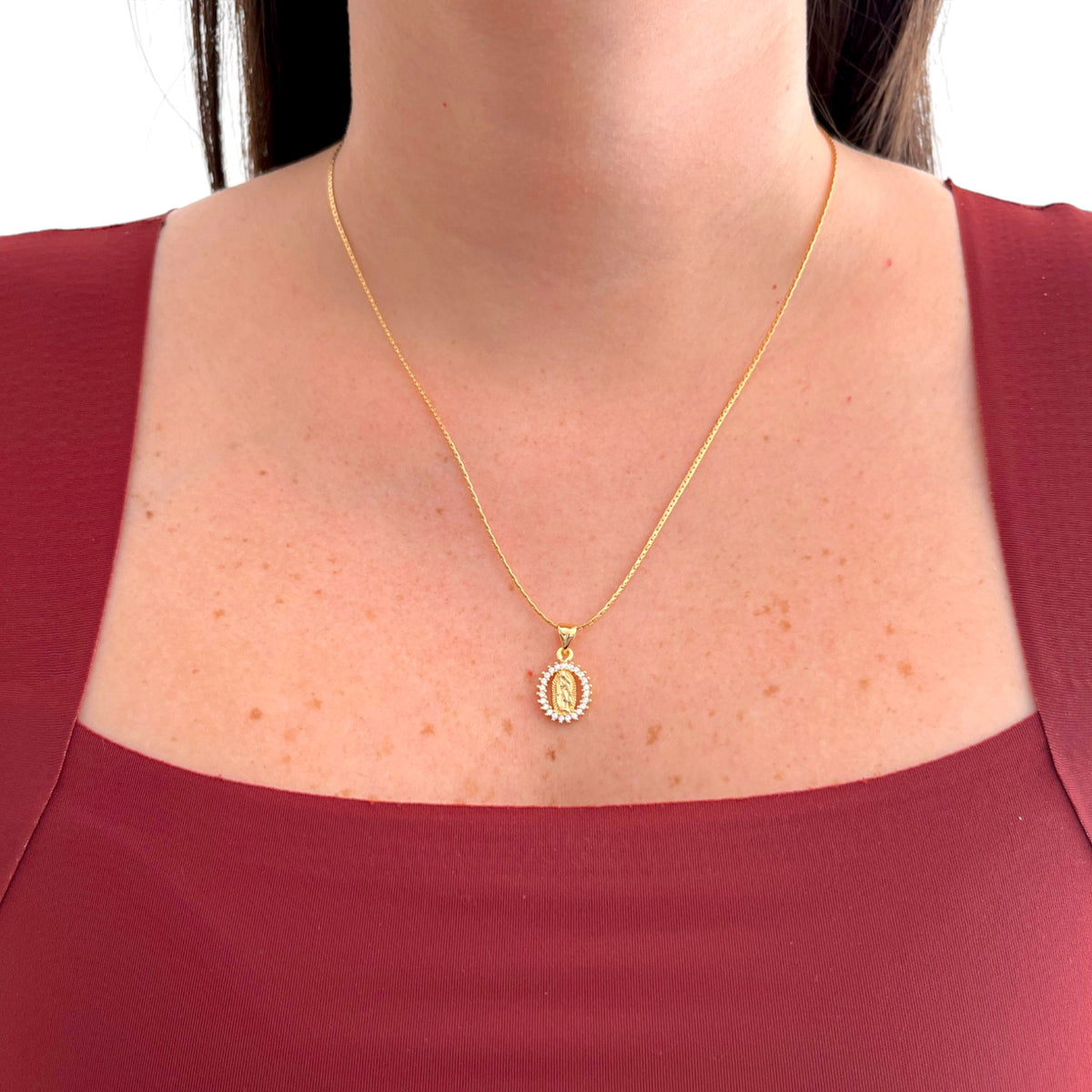 Collar Hv Hermanas Villegas con cadena anchor y medalla de la Virgen de Guadalupe en oro rosé con circonias brillantes