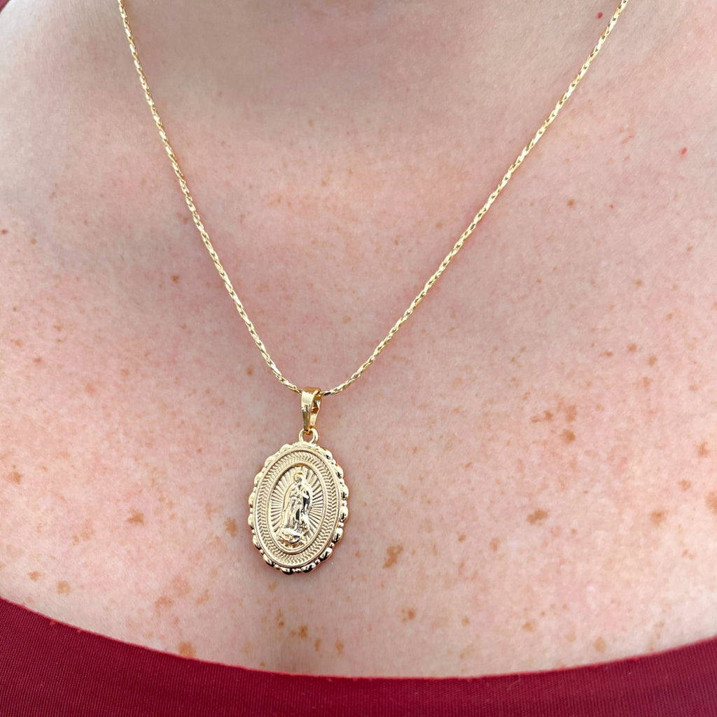 Collar Hv Hermanas Villegas con cadena entorchada y medalla ovalada de la Virgen de Guadalupe en oro rosé