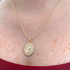 Collar Hv Hermanas Villegas con cadena entorchada y medalla ovalada de la Virgen de Guadalupe en oro rosé