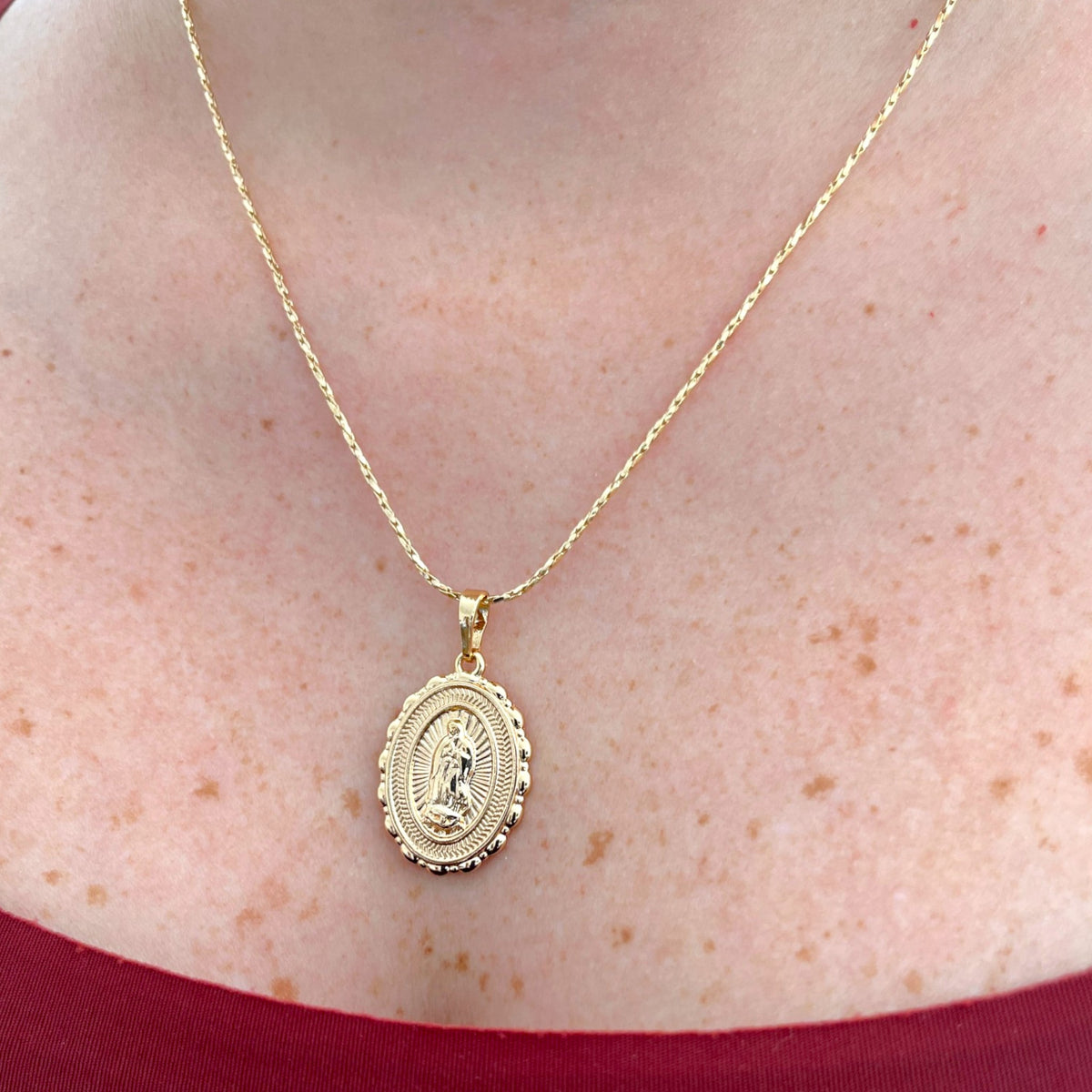 Collar Hv Hermanas Villegas con cadena entorchada y medalla ovalada de la Virgen de Guadalupe en oro rosé