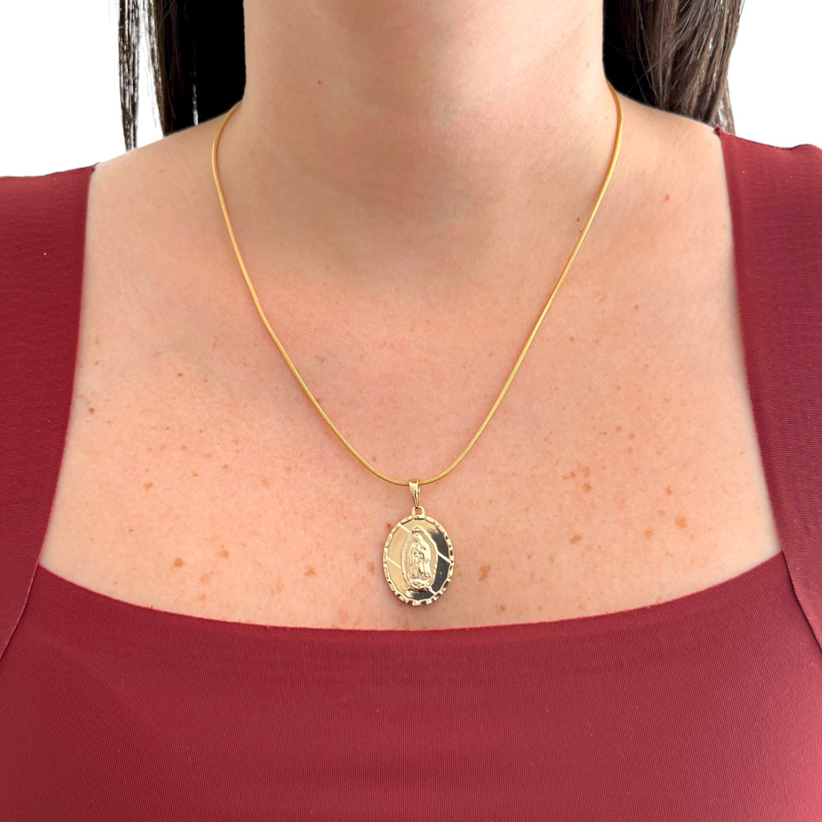 Collar Hv Hermanas Villegas con cadena cola de ratón y medalla ovalada de la Virgen de Guadalupe en oro rosé