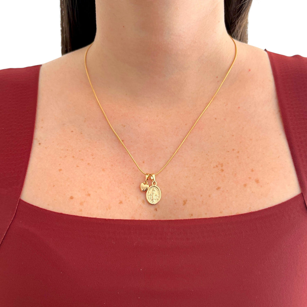 Collar Hv Hermanas Villegas de cadena cola de ratón en oro rosé con medalla de la Virgen Milagrosa y dije de corazón.