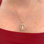 Collar Hv Hermanas Villegas con cadena veneciana, medalla de la Virgen Milagrosa en oro rosé y aureola de circonias.