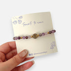 Pulsera Hv Hermanas Villegas de amatista violeta con medalla de San Benito en acero dorado