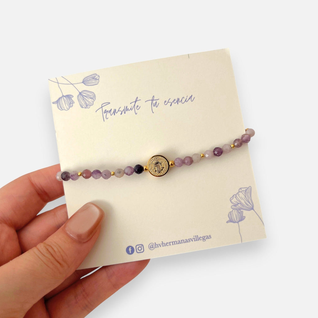 Pulsera Hv Hermanas Villegas de amatista facetada morada con medalla de San Benito dorada