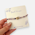 Pulsera Hv Hermanas Villegas de amatista facetada morada con medalla de San Benito dorada