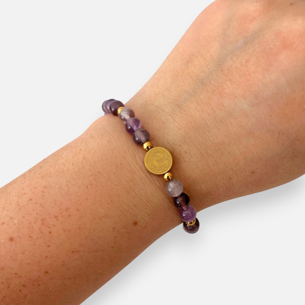 Pulsera Hv Hermanas Villegas de amatista morada y medalla de San Benito en acero dorado