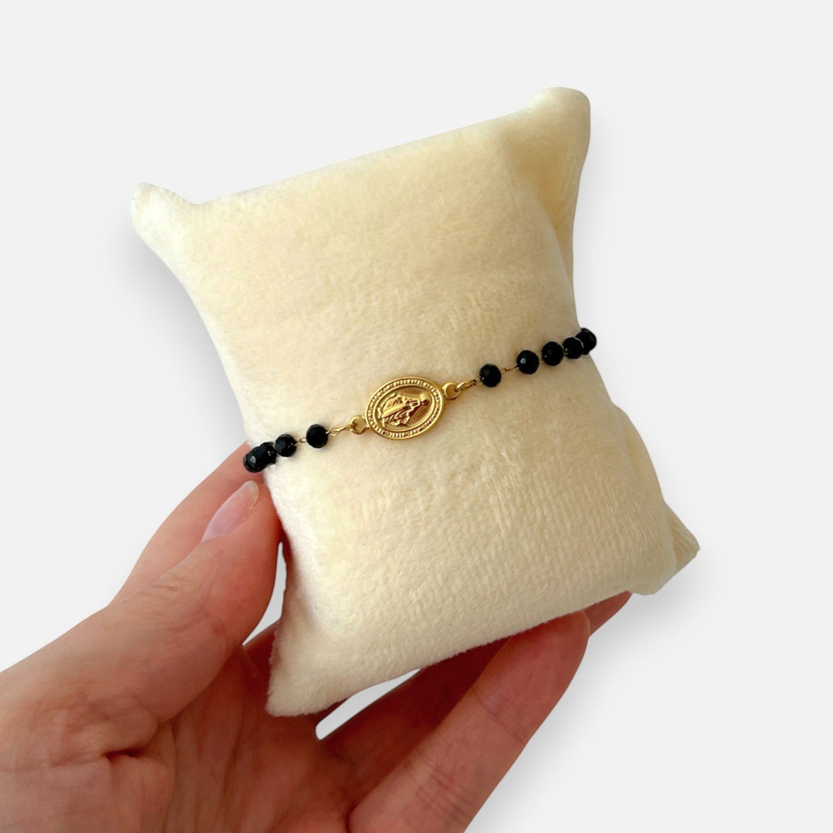 Pulsera denario Hv Hermanas Villegas con cristales de Murano negros y medalla Milagrosa en acero inoxidable dorado.