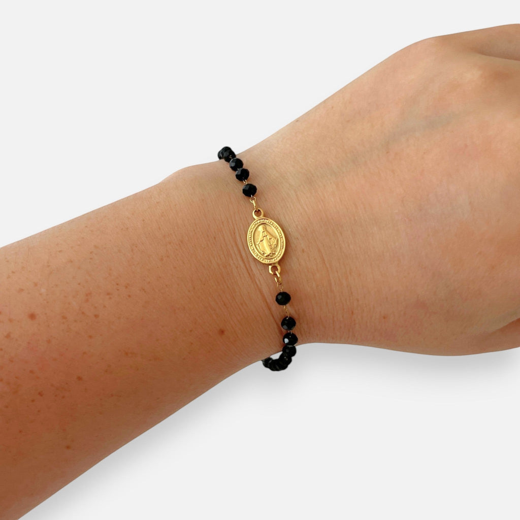 Pulsera denario Hv Hermanas Villegas con cristales de Murano negros y medalla de la Virgen Milagrosa en acero dorado