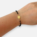 Pulsera denario Hv Hermanas Villegas con cristales de Murano negros y medalla de la Virgen Milagrosa en acero dorado