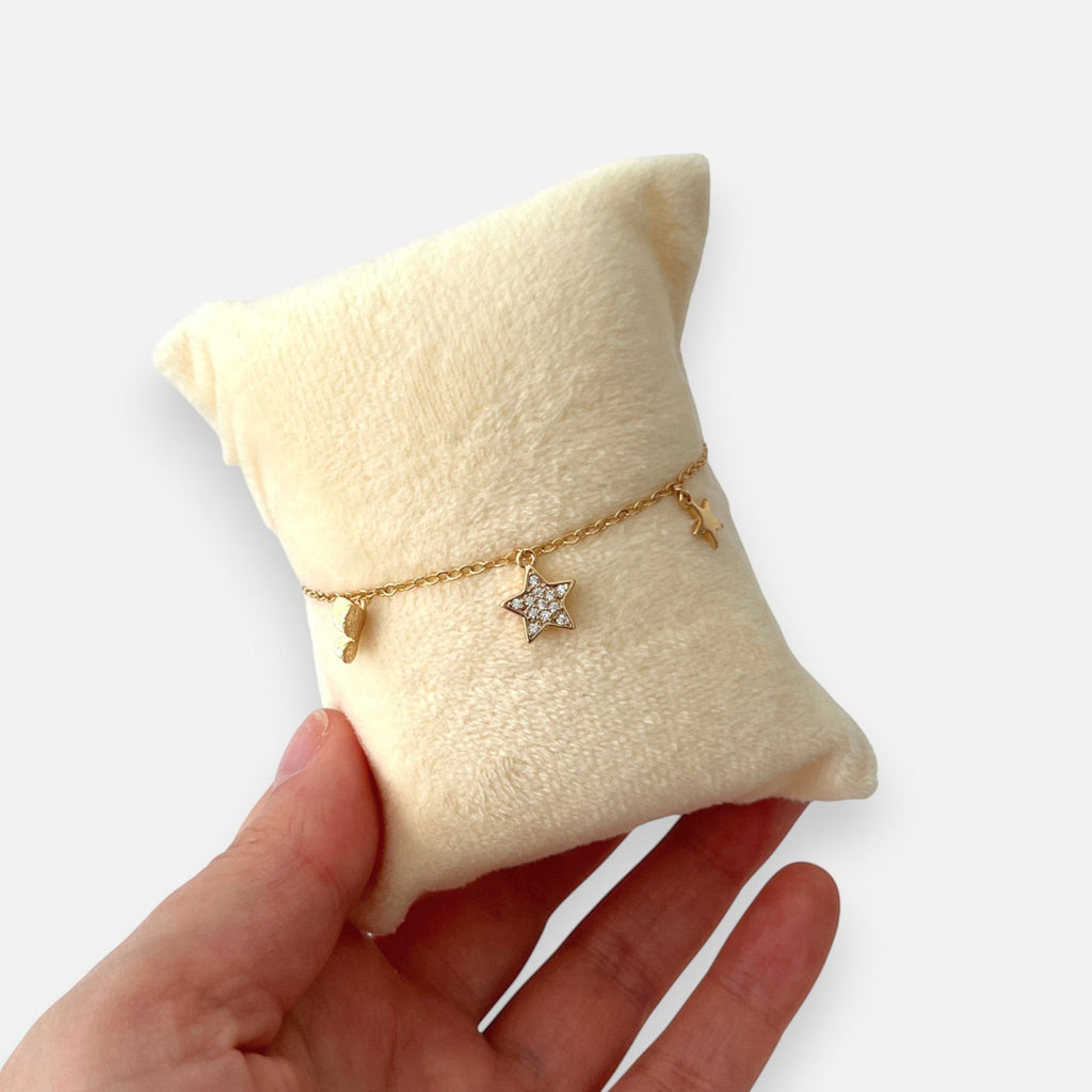 Pulsera Hv Hermanas Villegas en oro rosa con dijes de estrellas, una central con circones,