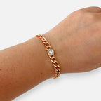 Pulsera Hv Hermanas Villegas de cadena grumet en oro rosa con dije central de circón solitario y halo de brillantes