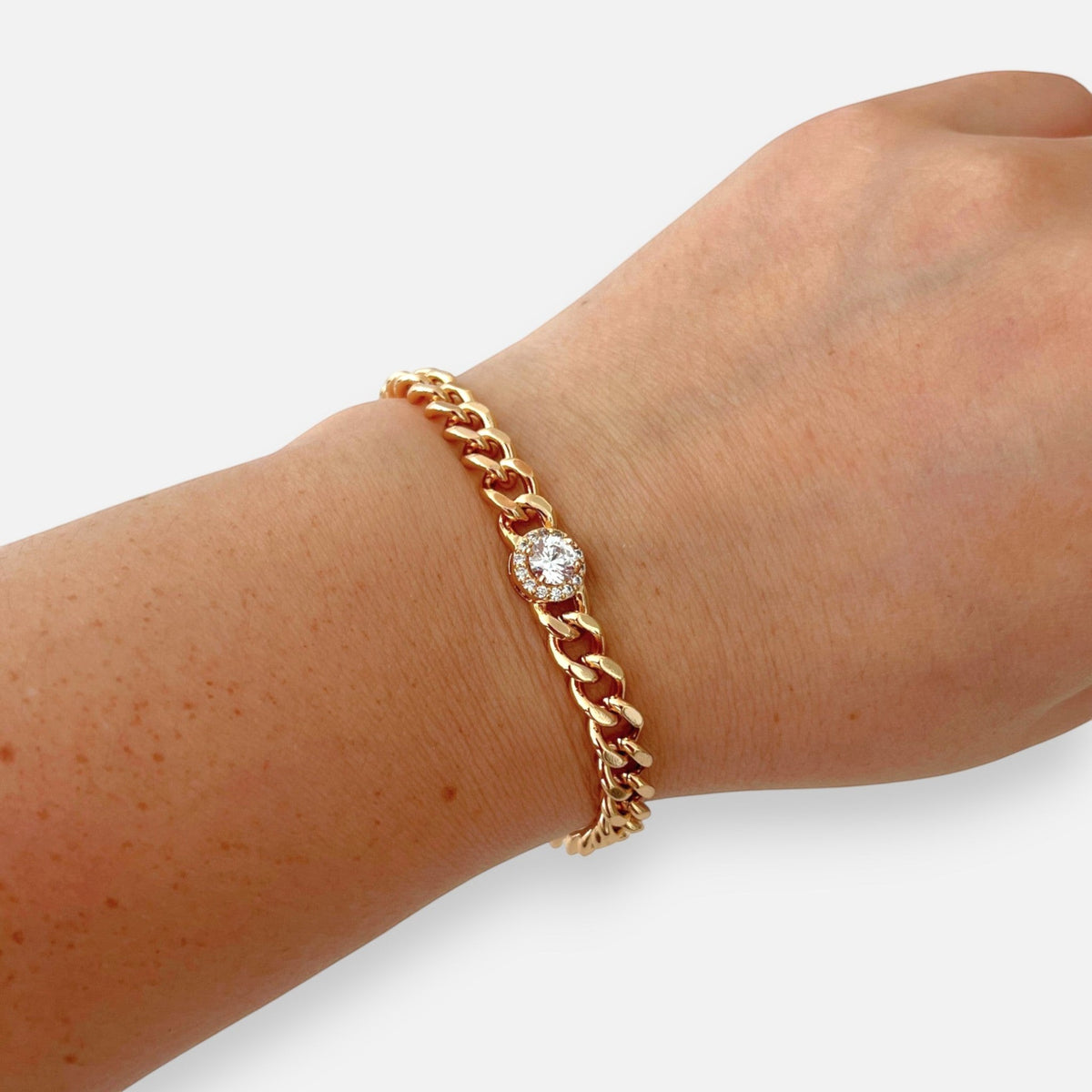 Pulsera Hv Hermanas Villegas de cadena grumet en oro rosa con dije central de circón solitario y halo de brillantes