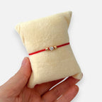 Pulsera de hilo rojo Hv Hermanas Villegas con punto de luz en oro rosa y balines