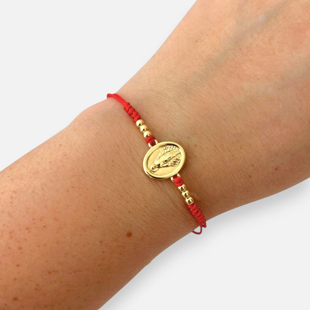 Pulsera Hv Hermanas Villegas de hilo rojo ajustable con medalla ovalada de la Virgen Milagrosa en acero dorado