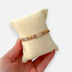 Pulsera Hv Hermanas Villegas de placas rígidas en oro rosa con incrustaciones de circones brillantes