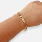 Pulsera Hv Hermanas Villegas de placas rígidas en oro rosa con incrustaciones de circones brillantes