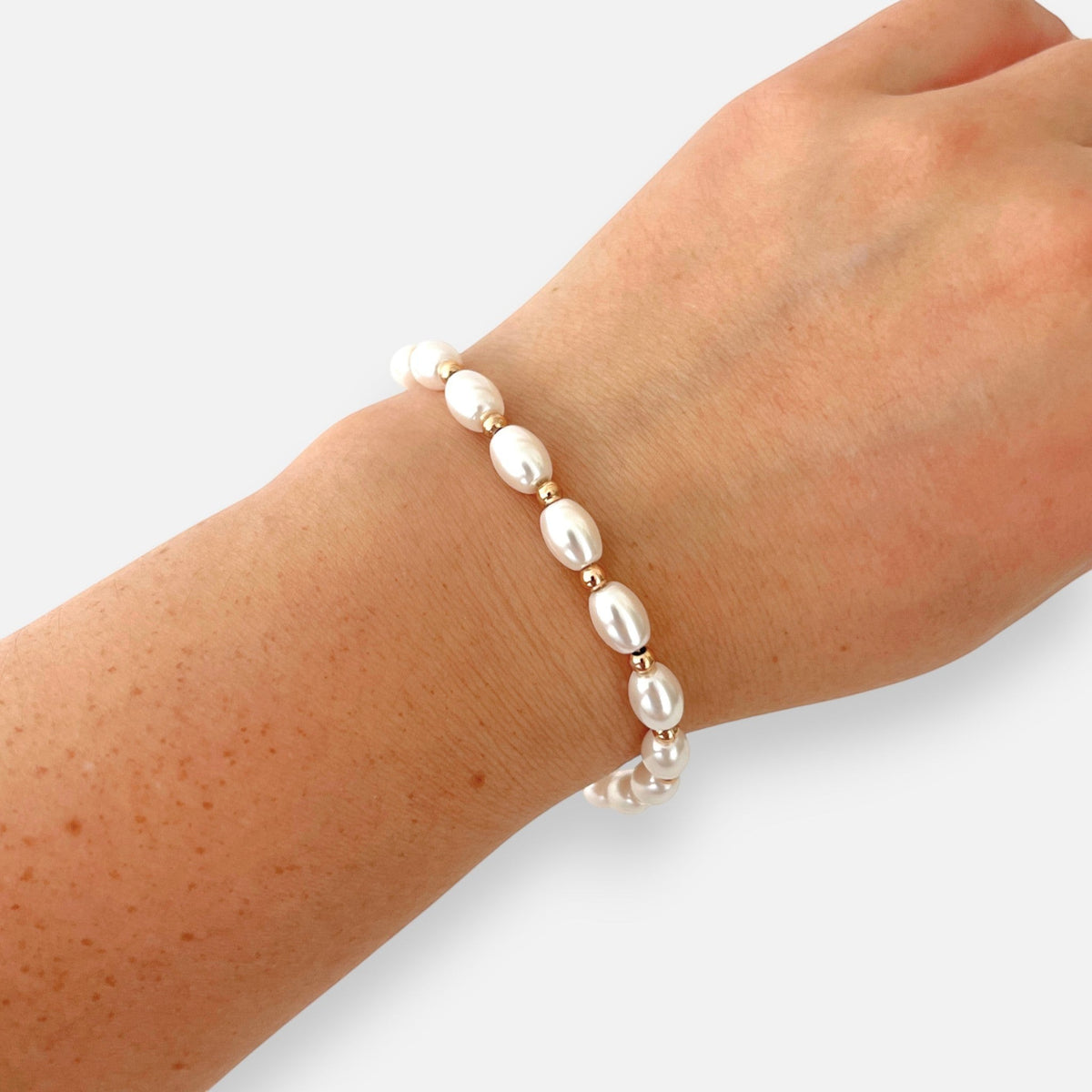 Pulsera Hv Hermanas Villegas de perlas ovaladas blancas y balines en oro rosa
