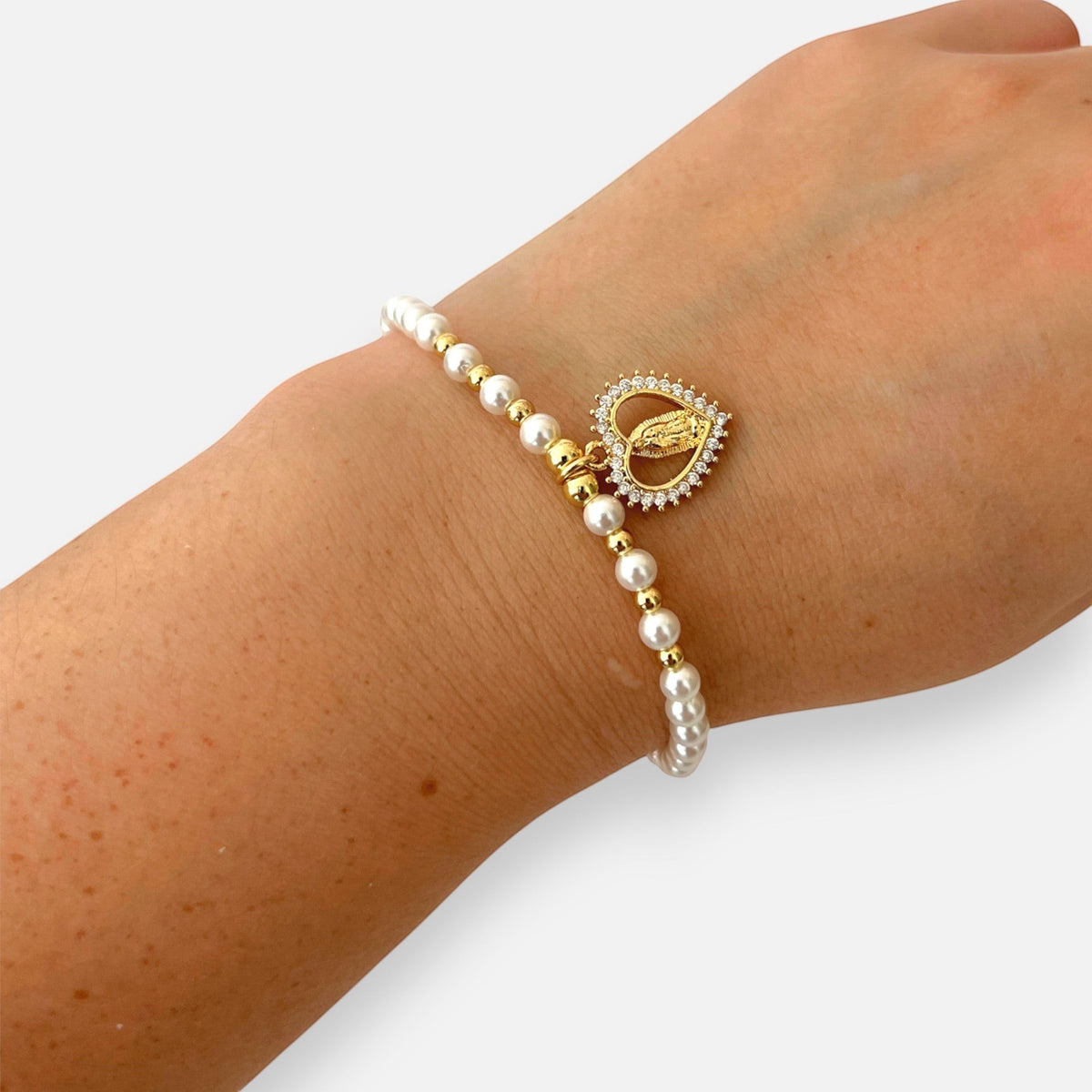 Pulsera Hv Hermanas Villegas de perlas con dije de corazón, Virgen de Guadalupe y circones en acero dorado