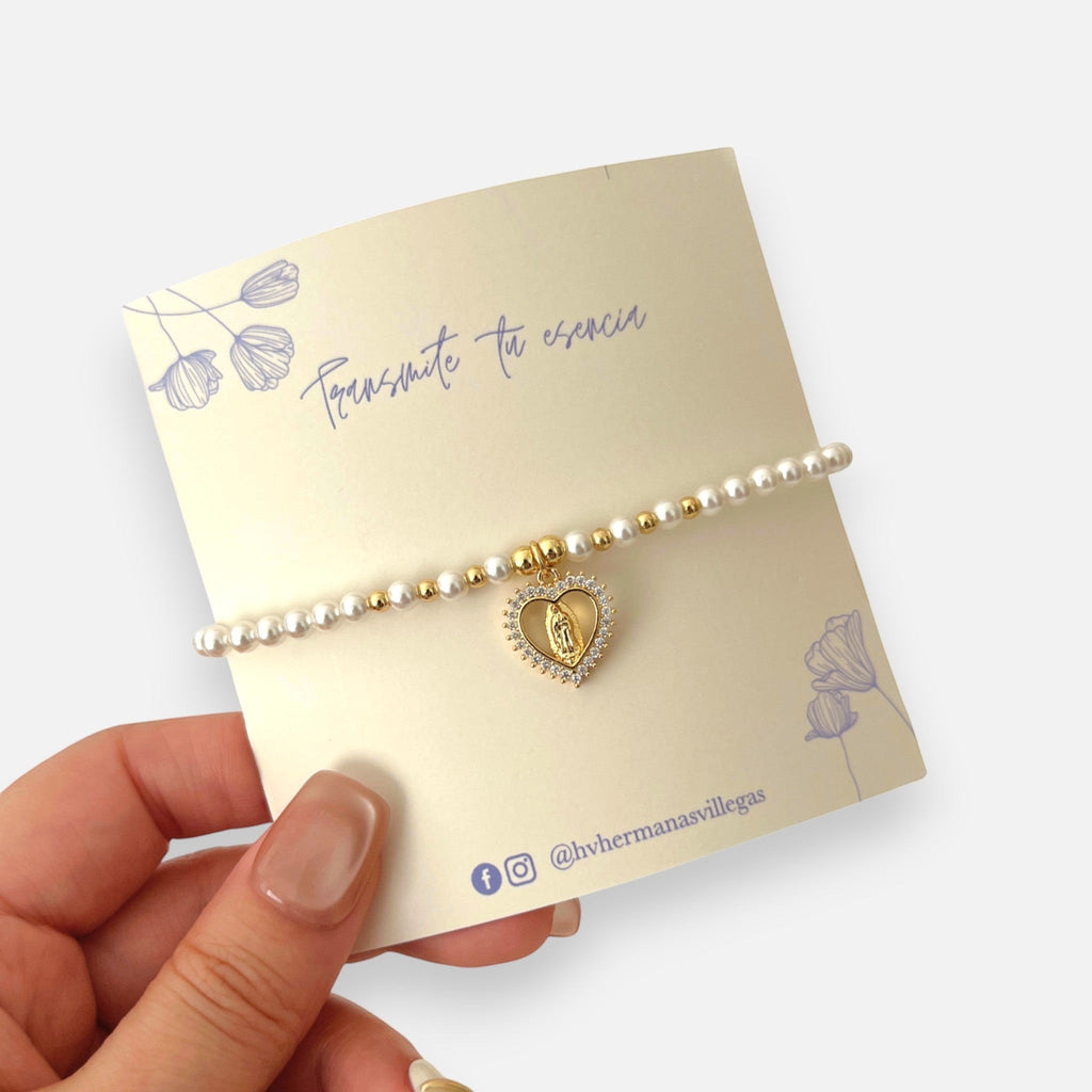 Pulsera Hv Hermanas Villegas de perlas con dije de corazón, Virgen de Guadalupe en acero dorado y circones brillantes