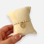 Pulsera Hv Hermanas Villegas de perlas con dije de corazón, Virgen de Guadalupe y circones en acero dorado
