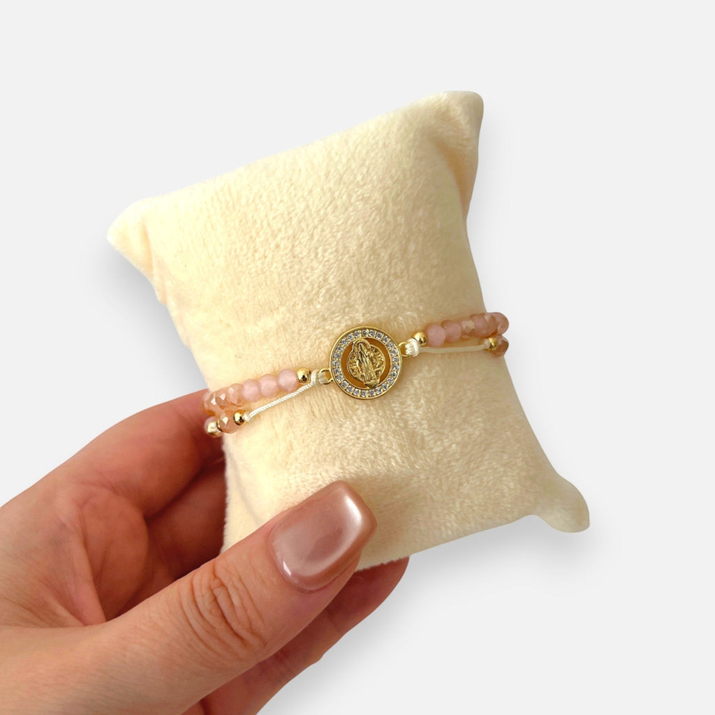 Pulsera Hv Hermanas Villegas de hilo con cuentas de Murano rosa, dije de San Benito y bisel de circones en acero dorado