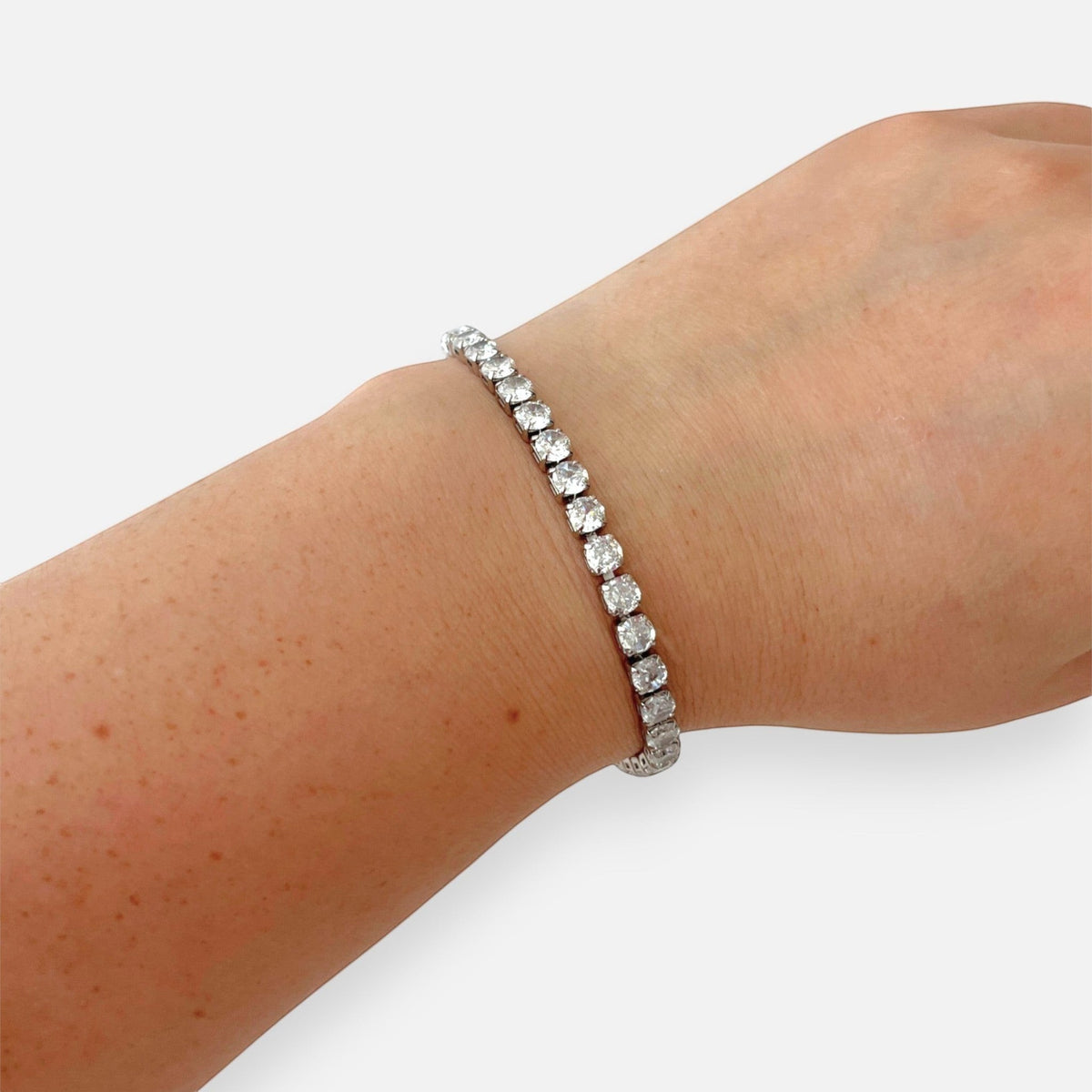 Pulsera estilo Tennis de Hv Hermanas Villegas en acero inoxidable plateado con hilera de circones brillantes