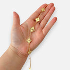Pulsera Hv Hermanas Villegas de acero dorado con cinco dijes de trébol texturizados y borde perlado