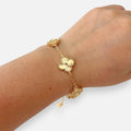 Pulsera Hv Hermanas Villegas de acero dorado con cinco dijes de trébol texturizados y borde perlado
