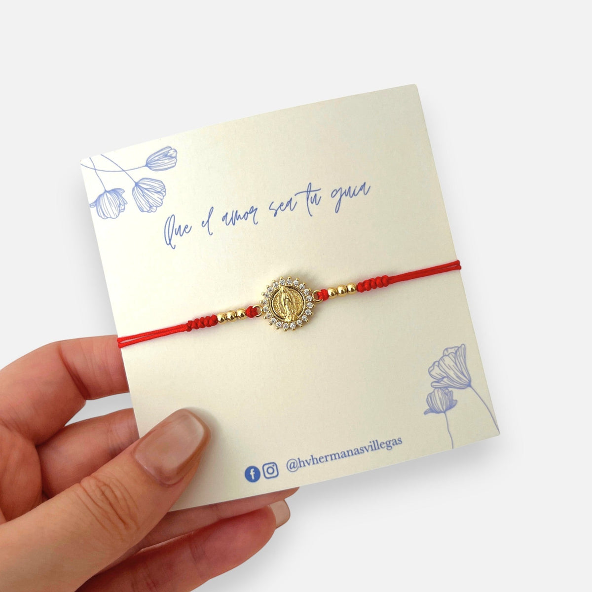 Pulsera Hv Hermanas Villegas de hilo rojo con dije de Virgen de Guadalupe, circones y detalles en acero dorado