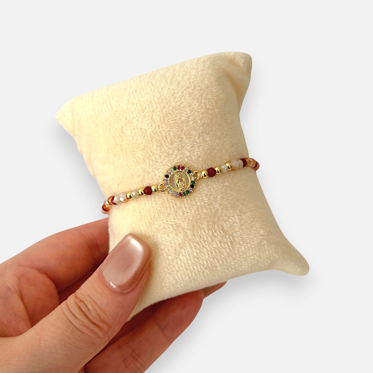 Pulsera Hv Hermanas Villegas de hilo con cuentas Murano, dije de Virgen de Guadalupe y circones multicolor en acero