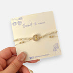 Pulsera Hv Hermanas Villegas de hilo beige con cuentas de Murano, acero dorado y medalla Virgen de Guadalupe en nácar
