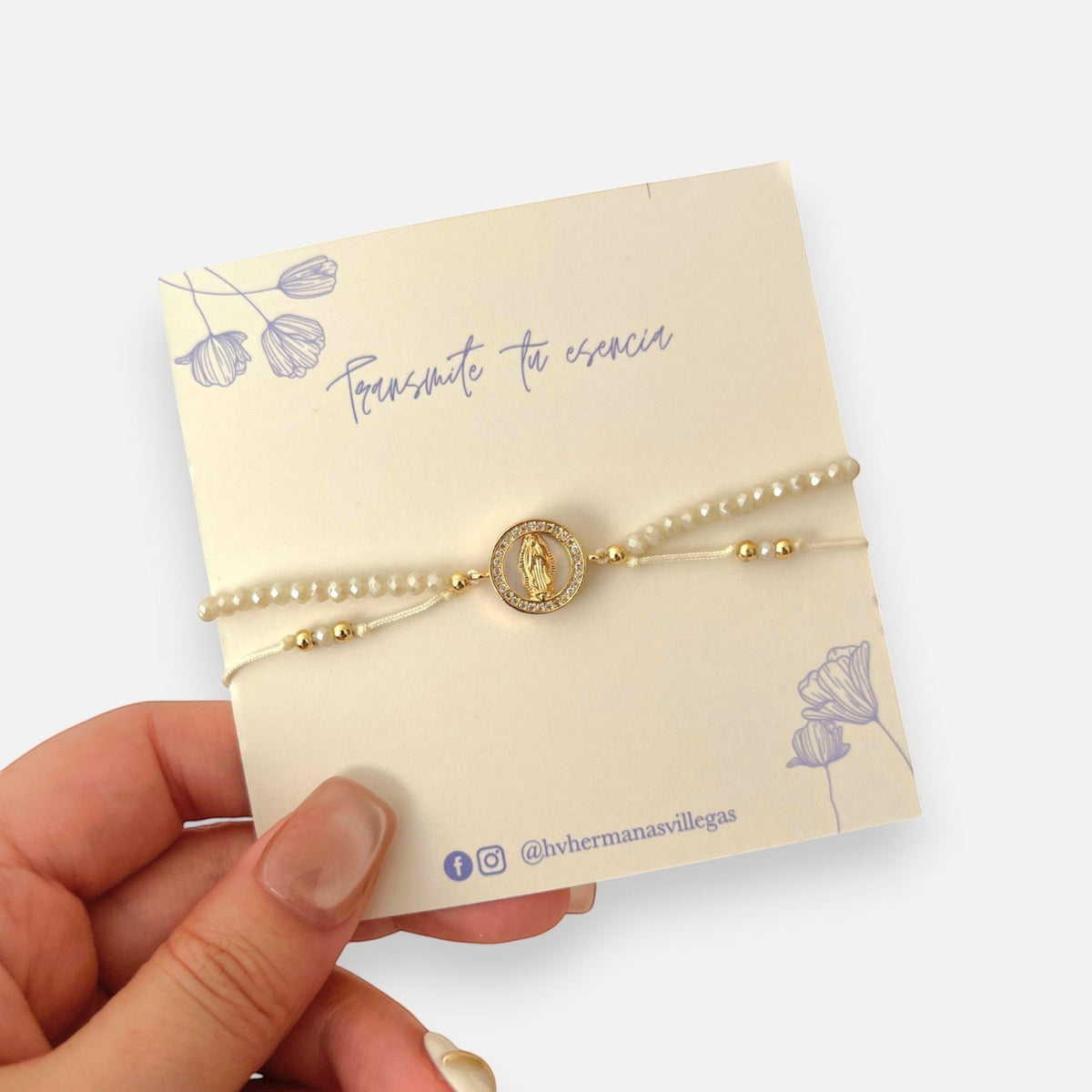 Pulsera Hv Hermanas Villegas de hilo beige con cuentas de Murano, acero dorado y medalla Virgen de Guadalupe en nácar