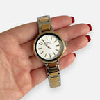 Reloj Hv Hermanas Villegas bicolor en acero con dial blanco texturizado y caja redonda dorada y plateada