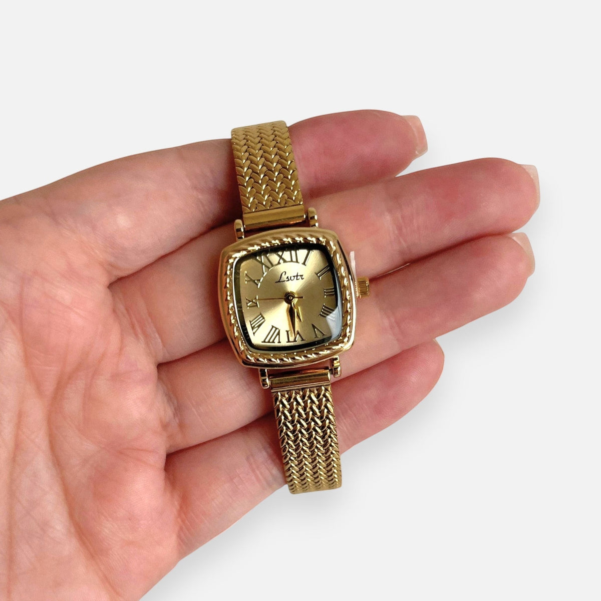 Reloj Hv Hermanas Villegas cuadrado dorado con correa trenzada de acero y dial clásico con números romanos