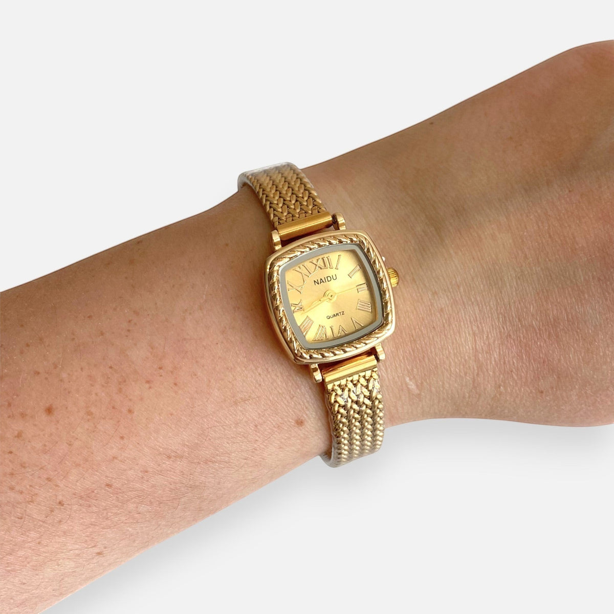 Reloj Hv Hermanas Villegas cuadrado dorado con esfera de números romanos y elegante correa metálica trenzada