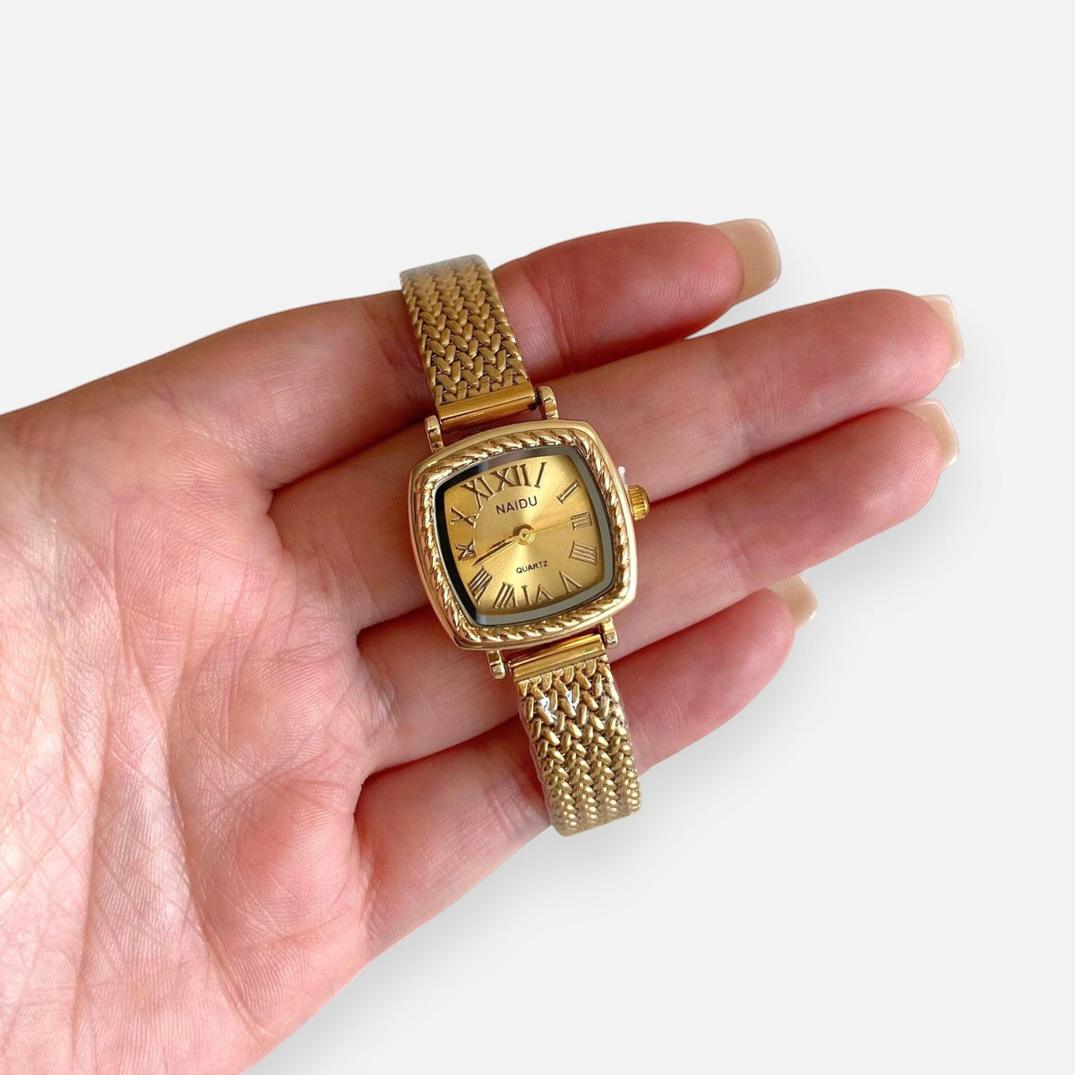 Reloj Hv Hermanas Villegas de caja cuadrada dorada con dial de números romanos y correa metálica trenzada vintage