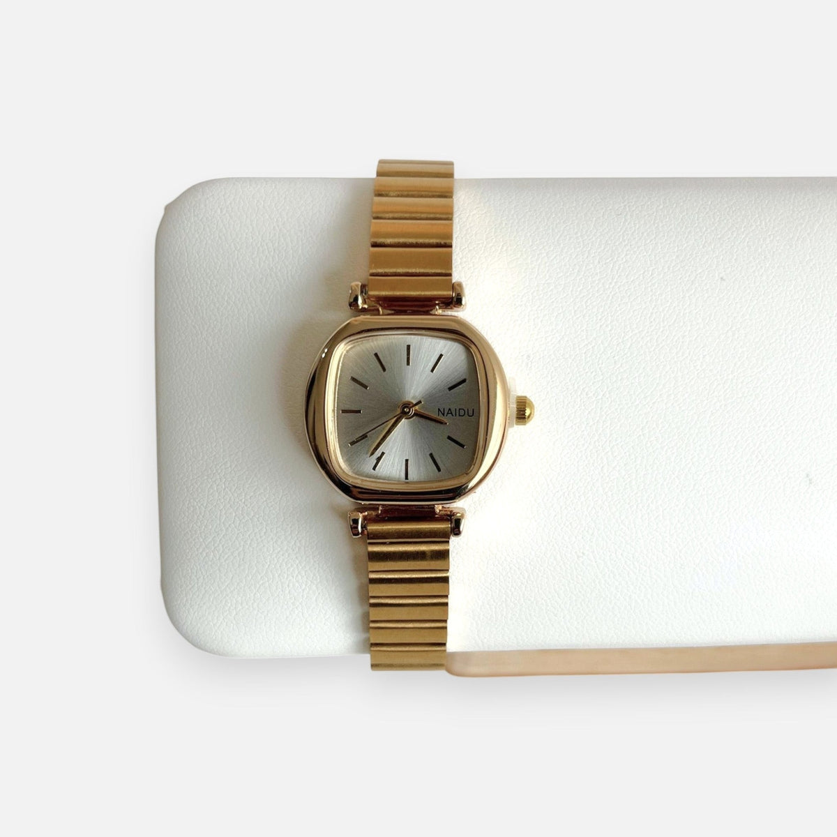 Reloj Hv Hermanas Villegas de acero dorado con caja cuadrada, dial champán cepillado y correa extensible clásica.