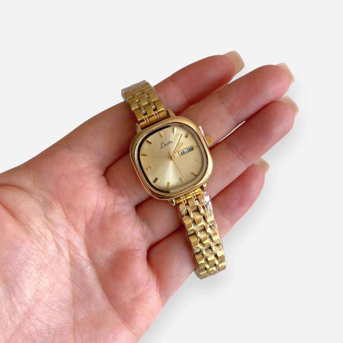 Reloj Hv Hermanas Villegas de acero dorado con caja cuadrada, dial champaña y correa de eslabones estilo vintage