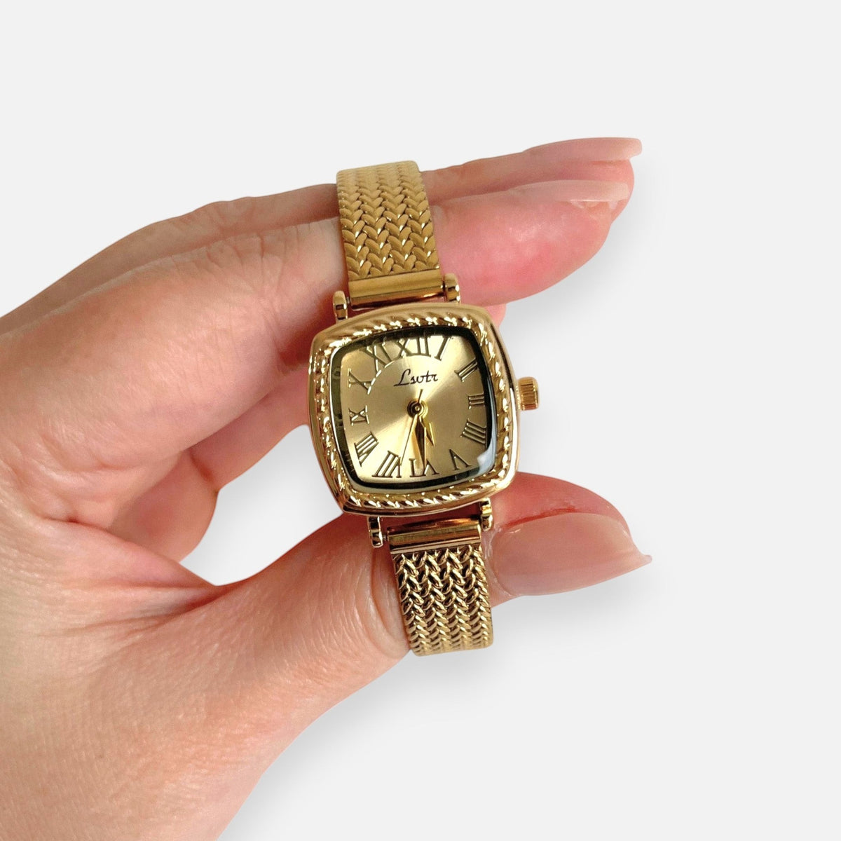 Reloj Hv Hermanas Villegas cuadrado dorado con correa trenzada de acero y dial clásico con números romanos