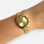 Reloj Hv Hermanas Villegas cuadrado dorado con correa extensible de acero y dial analógico de estilo vintage