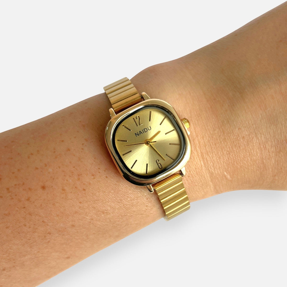Reloj Hv Hermanas Villegas cuadrado dorado con correa extensible de acero y dial analógico de estilo vintage