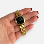 Reloj Hv Hermanas Villegas de caja cuadrada dorada con dial negro y correa extensible de acero estilo vintage